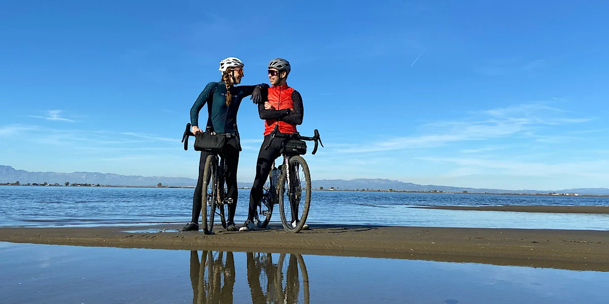 pareja-bikepacking-playa-delta-ebro
