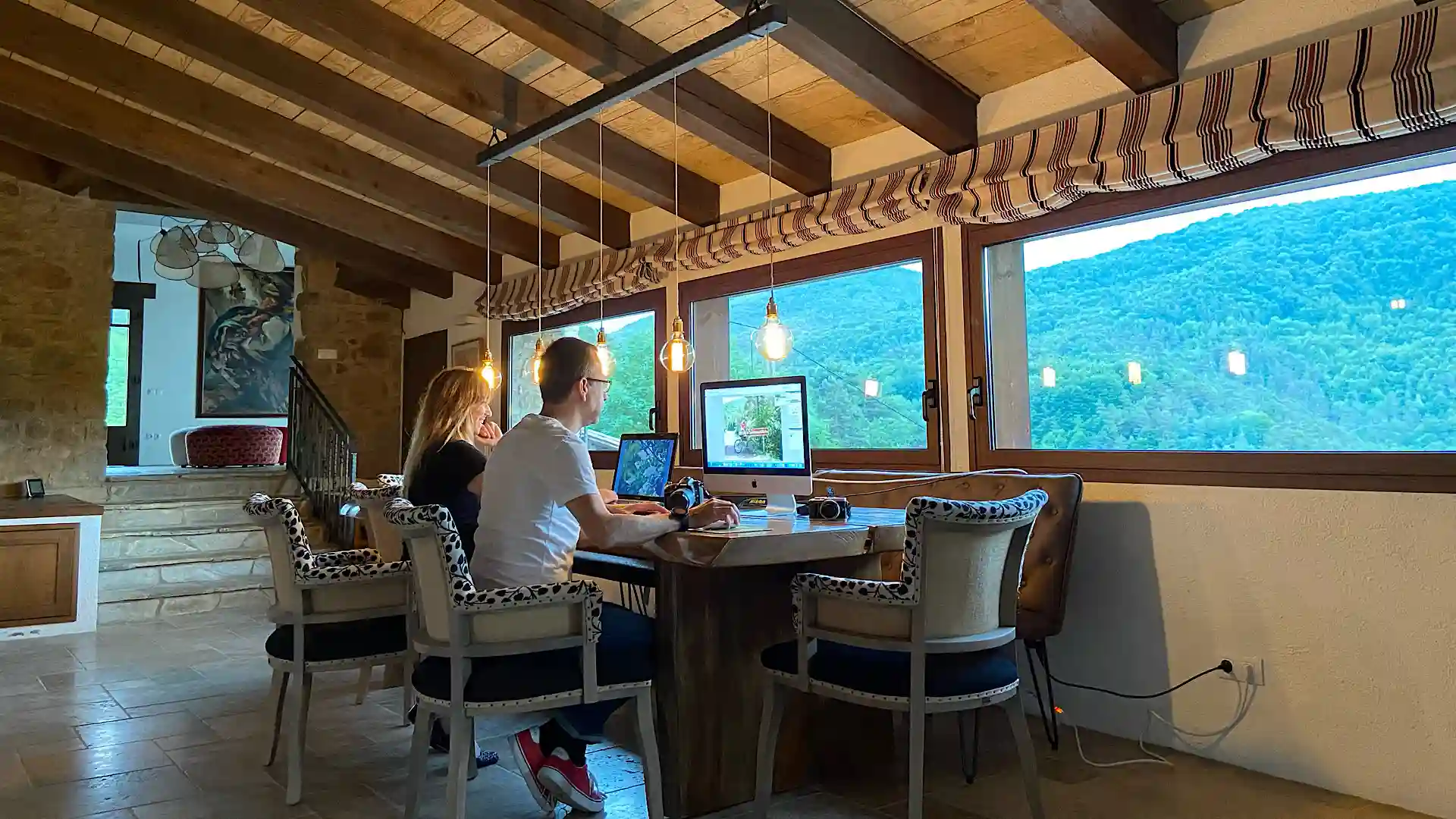 Comedor de Mas Guillamet. Casa Rural en el Ripollès adaptado como espacio de trabajo con vistas a la montaña