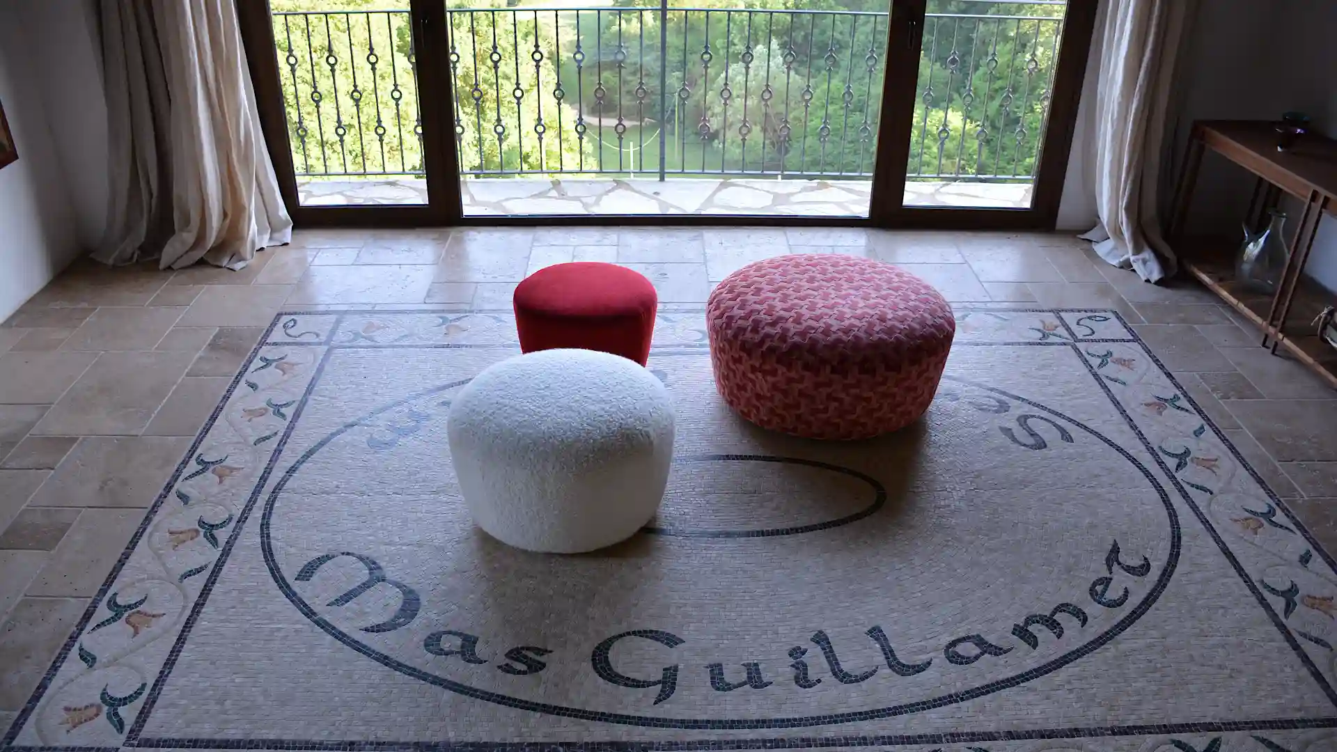 Entrada interior de Mas Guillamet. Casa Rural en el Ripollès con suelo de mosaico personalizado y vistas al bosque