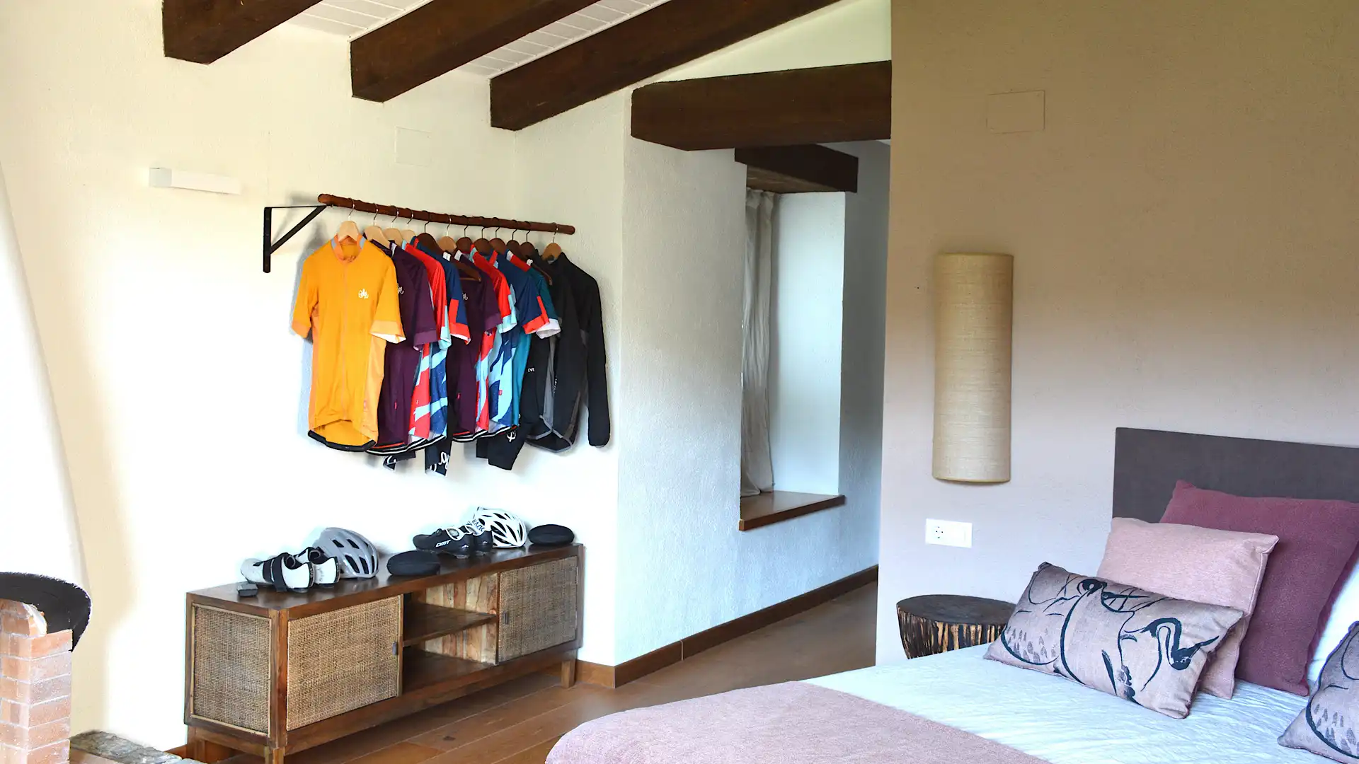 Habitación doble de Mas Guillamet. Casa Rural en el Ripollès con espacio habilitado para la ropa y el material de ciclismo