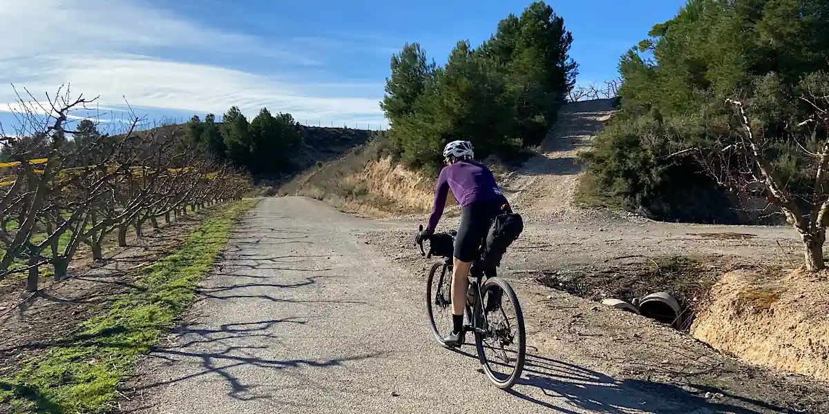Ciclista por el matarraña con bolsas de bikepacking